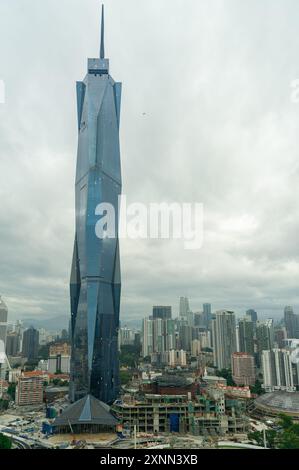 23 aprile 2022 Kuala Lumpur Malesia - Merdeka 118 Tower e lo skyline di Kuala Lumpur durante le ore mattutine e serali. È il secondo bui più alto Foto Stock