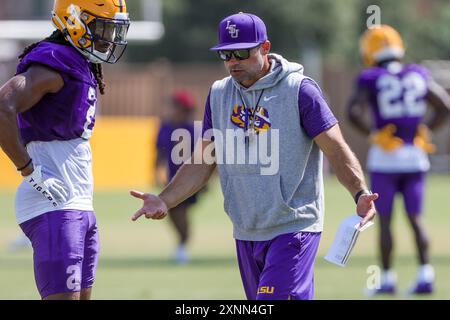 1 agosto 2024: Il coordinatore difensivo della LSU Blake Baker affronta un allineamento con il defensive back Jardin Gilbert (2) durante la prima settimana del campo di calcio autunnale presso la LSU Charles McClendon Practice Facility a Baton Rouge, LOUISIANA. Jonathan Mailhes/CSM Foto Stock