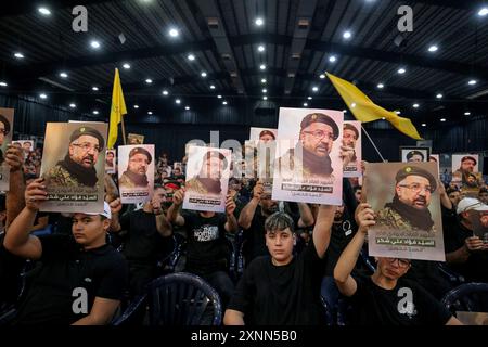 Beirut, Libano. 1 agosto 2024. I sostenitori di Hezbollah ritraggono i ritratti del comandante di Hezbollah Fuad Shukr durante il suo servizio funebre nella periferia meridionale di Beirut. Shukr è stato ucciso in uno sciopero israeliano che ha anche causato la morte di cinque civili e decine di feriti. Crediti: Marwan Naamani/dpa/Alamy Live News Foto Stock