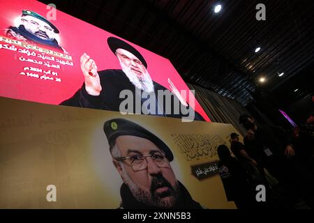 Beirut, Libano. 1 agosto 2024. Un discorso trasmesso in televisione dal capo Hezbollah, Hassan Nasrallah, viene trasmesso su grandi schermi durante il servizio funebre del comandante Fuad Shukr, nella periferia meridionale di Beirut. Shukr è stato ucciso in uno sciopero israeliano che ha anche causato la morte di cinque civili e decine di feriti. Crediti: Marwan Naamani/dpa/Alamy Live News Foto Stock