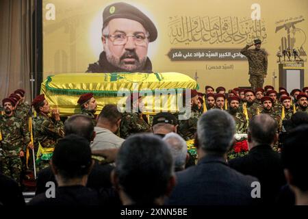 Beirut, Libano. 1 agosto 2024. I militanti di Hezbollah portano la bara drappeggiata di bandiera del comandante Fuad Shukr durante il suo funerale nella periferia meridionale di Beirut. Shukr è stato ucciso in uno sciopero israeliano che ha anche causato la morte di cinque civili e decine di feriti. Crediti: Marwan Naamani/dpa/Alamy Live News Foto Stock