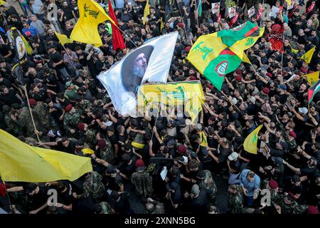 Beirut, Libano. 1 agosto 2024. La gente ondate bandiere durante il servizio funebre del comandante di Hezbollah Fuad Shukr nella periferia meridionale di Beirut. Shukr è stato ucciso in uno sciopero israeliano che ha anche causato la morte di cinque civili e decine di feriti. Crediti: Marwan Naamani/dpa/Alamy Live News Foto Stock