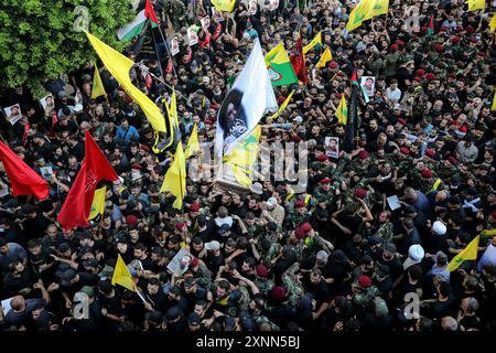 Beirut, Libano. 1 agosto 2024. La gente ondate bandiere durante il servizio funebre del comandante di Hezbollah Fuad Shukr nella periferia meridionale di Beirut. Shukr è stato ucciso in uno sciopero israeliano che ha anche causato la morte di cinque civili e decine di feriti. Crediti: Marwan Naamani/dpa/Alamy Live News Foto Stock