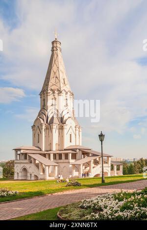 Mosca, Russia - 14 luglio 2012 - Chiesa dell'Ascensione costruita nel XVI secolo nel Museo-riserva Kolomenskoe. La prima chiesa in pietra con una tenda Foto Stock