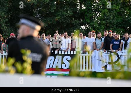 I tifosi del Legia Warsaw celebrano il risultato a tempo pieno durante la seconda partita di qualificazione della UEFA Europa Conference League 2a tappa Caernarfon Town vs Legia Varsavia a Nantporth, Bangor, Regno Unito, 1 agosto 2024 (foto di Cody Froggatt/News Images) Foto Stock