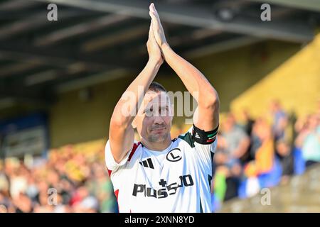 Artur J?drzejczyk di Legia Warszawa batte i tifosi a tempo pieno durante la partita di qualificazione della seconda tappa della UEFA Europa Conference League Caernarfon Town vs Legia Warsaw a Nantporth, Bangor, Regno Unito, 1 agosto 2024 (foto di Cody Froggatt/News Images) a Bangor, Regno Unito, il 1/8/2024. (Foto di Cody Froggatt/News Images/Sipa USA) credito: SIPA USA/Alamy Live News Foto Stock