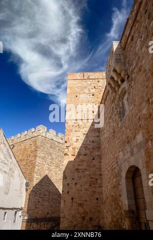 Foto verticale del Castello di Requena, Comunità Valenciana, Spagna, con le sue alte pareti a mezzaluna e il cielo azzurro luminoso Foto Stock