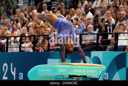 Parigi, Francia. 1 agosto 2024. Parigi, Francia. 1° agosto 2024. Simone Biles degli Stati Uniti si esibisce al Vault durante la finale a tutto tondo femminile. Biles. Vault. Alla Bercy Arena durante il sesto giorno dei Giochi Olimpici di Parigi 2024, Parigi, Francia. Crediti: Adam Stoltman/Alamy Live News Foto Stock