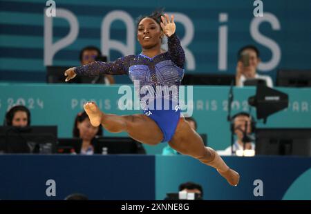 Parigi, Francia. 1 agosto 2024. Parigi, Francia. 1° agosto 2024. Simone Biles degli Stati Uniti esegue l'esercizio sul pavimento durante la finale a tutto tondo femminile. Biles. Vault. Alla Bercy Arena durante il sesto giorno dei Giochi Olimpici di Parigi 2024, Parigi, Francia. Crediti: Adam Stoltman/Alamy Live News Foto Stock