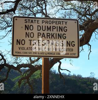 Proprietà dello Stato, nessun dumping, nessun parcheggio, nessuna violazione, i trasgressori saranno perseguitati in California Foto Stock