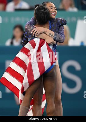 Parigi, Francia. 1 agosto 2024. Simone Biles (davanti) degli Stati Uniti abbraccia con la compagna di squadra Sunisa Lee dopo la finale femminile di ginnastica artistica ai Giochi Olimpici di Parigi 2024 a Parigi, Francia, 1 agosto 2024. Crediti: Cheng min/Xinhua/Alamy Live News Foto Stock