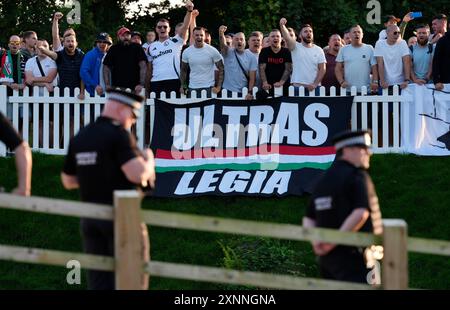 Vista dei tifosi del Legia Warszawa in un parco vacanze che guarda la UEFA Conference League, il secondo turno di qualificazione, la partita di andata e ritorno al Bangor City Stadium, Galles. Data foto: Giovedì 1 agosto 2024. Foto Stock