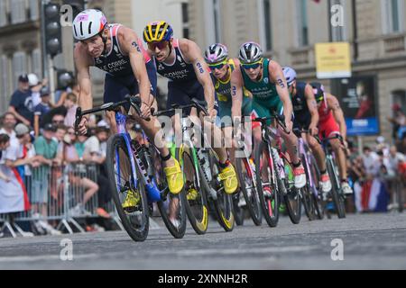 Pierre le Corre di Francia e Dorian Coninx di Francia durante il Triathlon olimpico di Parigi il 31 luglio 2024 a Parigi, Francia Foto Stock