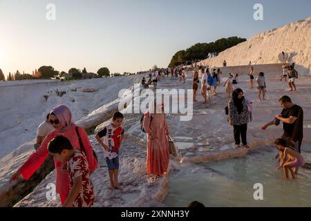 1 agosto 2024: Denizli, Turkiye il 1 agosto 2024: Turisti che godono di acqua sana e piscine terrazzate a Pamukkale travertines. Alla fine del II secolo a.C., la dinastia Attalid, re di Pergamo, creò un paesaggio surreale costituito dalle terme di Hierapolis, le cui acque cariche di calcite provenivano da sorgenti situate su una scogliera alta circa 200 m, Pamukkale, che significa il Palazzo del cotone, foreste minerali, cascate pietrificate e una serie di piscine terrazzate a Denizli. (Credit Image: © Tolga Ildun/ZUMA Press Wire) SOLO PER USO EDITORIALE! Non per USO commerciale! Foto Stock
