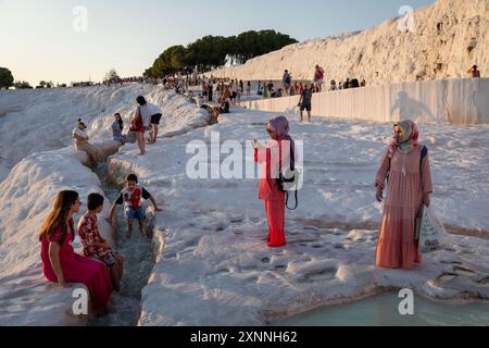 1 agosto 2024: Denizli, Turkiye il 1 agosto 2024: Turisti che godono di acqua sana e piscine terrazzate a Pamukkale travertines. Alla fine del II secolo a.C., la dinastia Attalid, re di Pergamo, creò un paesaggio surreale costituito dalle terme di Hierapolis, le cui acque cariche di calcite provenivano da sorgenti situate su una scogliera alta circa 200 m, Pamukkale, che significa il Palazzo del cotone, foreste minerali, cascate pietrificate e una serie di piscine terrazzate a Denizli. (Credit Image: © Tolga Ildun/ZUMA Press Wire) SOLO PER USO EDITORIALE! Non per USO commerciale! Foto Stock
