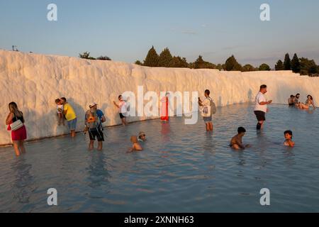 1 agosto 2024: Denizli, Turkiye il 1 agosto 2024: Turisti che godono di acqua sana e piscine terrazzate a Pamukkale travertines. Alla fine del II secolo a.C., la dinastia Attalid, re di Pergamo, creò un paesaggio surreale costituito dalle terme di Hierapolis, le cui acque cariche di calcite provenivano da sorgenti situate su una scogliera alta circa 200 m, Pamukkale, che significa il Palazzo del cotone, foreste minerali, cascate pietrificate e una serie di piscine terrazzate a Denizli. (Credit Image: © Tolga Ildun/ZUMA Press Wire) SOLO PER USO EDITORIALE! Non per USO commerciale! Foto Stock