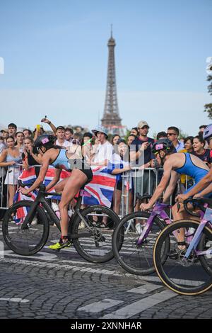 Peloton e wiew Tour Eiffel durante il Triathlon Olimpico di Parigi il 31 luglio 2024 a Parigi, Francia Foto Stock