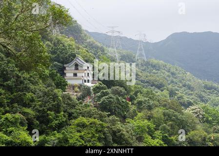 Un padiglione bianco sul lato di una montagna a Hong Kong Foto Stock