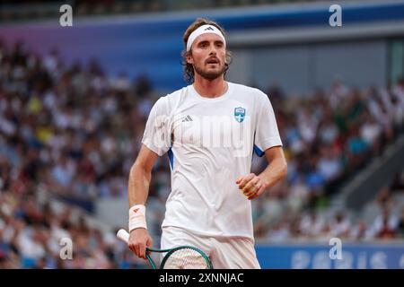 Parigi, Francia. 1 agosto 2024. Stefanos Tsitsipas della Grecia in azione contro Novak Djokovic della Serbia durante i quarti di finale maschile il sesto giorno dei Giochi Olimpici di Parigi 2024 al Roland Garros il 1 agosto 2024 a Parigi, in Francia. Foto: Igor Kralj/PIXSELL credito: Pixsell/Alamy Live News Foto Stock