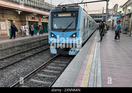 Cairo, Egitto. 1 agosto 2024. La gente aspetta di prendere un treno della metropolitana in una stazione del Cairo, Egitto, il 1 agosto 2024. Il Ministero dei trasporti egiziano ha aumentato i prezzi dei biglietti per la metropolitana a tre linee del Cairo dal 25 al 33% giovedì. L'aumento dei biglietti è avvenuto dopo che il primo ministro egiziano Mostafa Madbouly ha delineato la scorsa settimana il piano del governo per gli adeguamenti graduali dei prezzi del carburante per porre fine ai sussidi per il carburante entro dicembre 2025. Crediti: Ahmed Gomaa/Xinhua/Alamy Live News Foto Stock