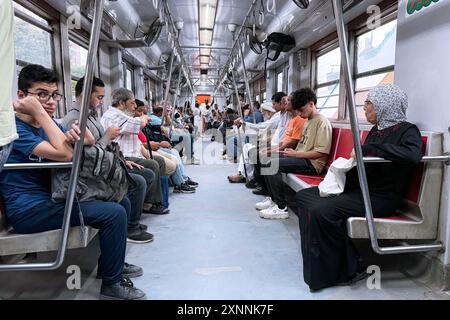 Cairo, Egitto. 1 agosto 2024. La gente prende un treno della metropolitana al Cairo, in Egitto, il 1 agosto 2024. Il Ministero dei trasporti egiziano ha aumentato i prezzi dei biglietti per la metropolitana a tre linee del Cairo dal 25 al 33% giovedì. L'aumento dei biglietti è avvenuto dopo che il primo ministro egiziano Mostafa Madbouly ha delineato la scorsa settimana il piano del governo per gli adeguamenti graduali dei prezzi del carburante per porre fine ai sussidi per il carburante entro dicembre 2025. Crediti: Ahmed Gomaa/Xinhua/Alamy Live News Foto Stock