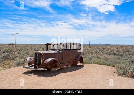 1932 rovine della Studebaker come monumento allo storico tracciato della Route 66 attraverso il Petrified Forest National Park, camion distanti sull'Interstate 40 Foto Stock