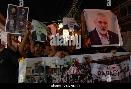 I musulmani sciiti del Kashmir tengono candele, fotografie di Ismail Haniya e uno striscione che dice "Stop Shia Genocide in Parachinar" mentre gridano slogan pro-Palestina e anti-Israele durante una veglia a lume di candela. Una veglia a lume di candela si tenne alla periferia di Srinagar in seguito all'assassinio di Ismail Haniya, il leader politico di Hamas, ucciso in un attacco aereo prealba a Teheran, la capitale dell'Iran. Sia l’Iran che Hamas hanno incolpato Israele dell’assassinio, che comporta il rischio di un’escalation in un conflitto regionale più ampio. Il leader supremo dell'Iran ha promesso vendetta contro Israele. Il Foto Stock