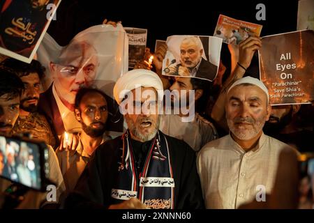 I musulmani sciiti del Kashmir tengono candele e fotografie di Ismail Haniya mentre gridano slogan pro-Palestina e anti-Israele durante una veglia a lume di candela. Una veglia a lume di candela si tenne alla periferia di Srinagar in seguito all'assassinio di Ismail Haniya, il leader politico di Hamas, ucciso in un attacco aereo prealba a Teheran, la capitale dell'Iran. Sia l’Iran che Hamas hanno incolpato Israele dell’assassinio, che comporta il rischio di un’escalation in un conflitto regionale più ampio. Il leader supremo dell'Iran ha promesso vendetta contro Israele. La protesta non è solo una risposta all'assassino di Haniya Foto Stock