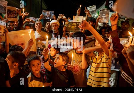 I musulmani sciiti del Kashmir tengono candele e cartelli mentre gridano slogan pro-Palestina e anti-Israele durante una veglia a lume di candela. Una veglia a lume di candela si tenne alla periferia di Srinagar in seguito all'assassinio di Ismail Haniya, il leader politico di Hamas, ucciso in un attacco aereo prealba a Teheran, la capitale dell'Iran. Sia l’Iran che Hamas hanno incolpato Israele dell’assassinio, che comporta il rischio di un’escalation in un conflitto regionale più ampio. Il leader supremo dell'Iran ha promesso vendetta contro Israele. La protesta non è solo una risposta all'assassinio di Haniya, ma anche una reazione Foto Stock