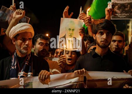 I musulmani sciiti del Kashmir tengono candele e cartelli mentre gridano slogan pro-Palestina e anti-Israele durante una veglia a lume di candela. Una veglia a lume di candela si tenne alla periferia di Srinagar in seguito all'assassinio di Ismail Haniya, il leader politico di Hamas, ucciso in un attacco aereo prealba a Teheran, la capitale dell'Iran. Sia l’Iran che Hamas hanno incolpato Israele dell’assassinio, che comporta il rischio di un’escalation in un conflitto regionale più ampio. Il leader supremo dell'Iran ha promesso vendetta contro Israele. La protesta non è solo una risposta all'assassinio di Haniya, ma anche una reazione Foto Stock