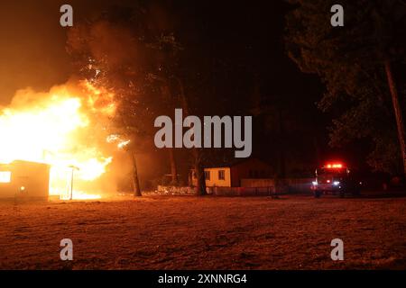 Chico, California, Stati Uniti. 1° agosto 2024. I vigili del fuoco continuano a combattere il fuoco del parco fuori Chico, nelle contee di Butte e Tehama della California settentrionale. Il Park Fire ha ora bruciato oltre 392.480 acri, rendendolo il quinto più grande incendio nella storia della California. (Immagine di credito: © Cal Fire/Wildfire Image) SOLO PER USO EDITORIALE! Foto Stock