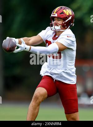 Washington Commanders tight end Cole Turner (85) durante le esercitazioni presso l'OrthoVirginia Training Center al Commanders Park di Ashburn, Virginia, il 28 2024 luglio (Alyssa Howell/Image of Sport) Foto Stock