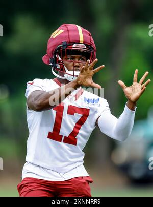 Washington Commanders wide receiver Terry McLaurin (17) durante le esercitazioni presso l'OrthoVirginia Training Center al Commanders Park di Ashburn, Virginia, il 28 2024 luglio (Alyssa Howell/Image of Sport) Foto Stock