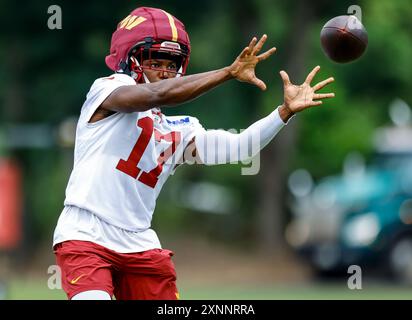 Washington Commanders wide receiver Terry McLaurin (17) durante le esercitazioni presso l'OrthoVirginia Training Center al Commanders Park di Ashburn, Virginia, il 28 2024 luglio (Alyssa Howell/Image of Sport) Foto Stock