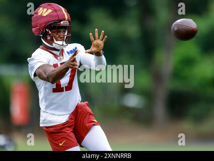 Washington Commanders wide receiver Terry McLaurin (17) durante le esercitazioni presso l'OrthoVirginia Training Center al Commanders Park di Ashburn, Virginia, il 28 2024 luglio (Alyssa Howell/Image of Sport) Foto Stock