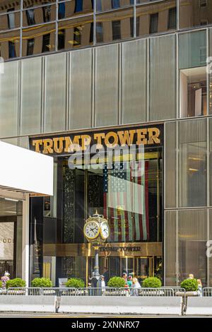 New York, NY, USA - 2 agosto 2023: Ingresso principale della Trump Tower sulla 5th avenue con pedoni sul marciapiede. Orologio davanti. In parte finestra di Gucci Foto Stock