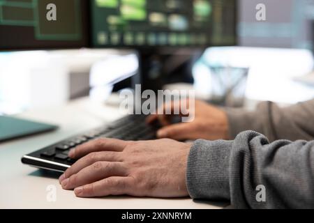 Team di hacker governativi che proteggono i sistemi informatici dalle minacce informatiche, lavorando insieme nella sala di controllo dell'agenzia. Enfatizzare la crittografia, la sicurezza online e lo spionaggio contro gli attacchi informatici. Foto Stock