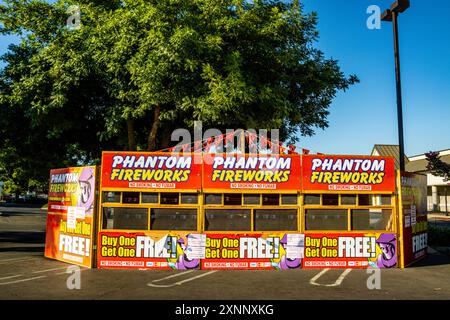 Uno stand legale di fuochi d'artificio a Modesto California USA per il 4 luglio 2024 USA Foto Stock