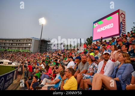 Southampton, Regno Unito. 1° agosto 2024. Gli spettatori si divertono nella partita dei cento uomini tra Southern Brave e Manchester Originals all'Utilita Bowl. Crediti: Dave Vokes/Alamy Live News Foto Stock