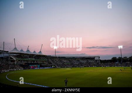 Southampton, Regno Unito. 1° agosto 2024. Il sole tramonta sull'Utilita Bowl durante il Hundred Men's Match tra Southern Brave e Manchester Originals all'Utilita Bowl. Crediti: Dave Vokes/Alamy Live News Foto Stock