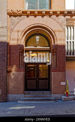 125 Cedar Street/120 Liberty Street è un edificio isolato, originariamente uffici, convertito in appartamenti; 12 piani di mattoni e pietra. Foto Stock