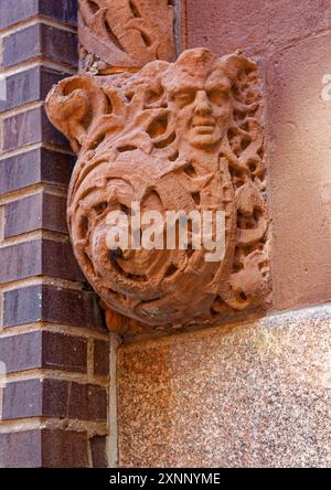 125 Cedar Street/120 Liberty Street è un edificio isolato, originariamente uffici, convertito in appartamenti; 12 piani di mattoni e pietra. Foto Stock