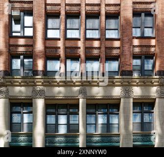 125 Cedar Street/120 Liberty Street è un edificio isolato, originariamente uffici, convertito in appartamenti; 12 piani di mattoni e pietra. Foto Stock