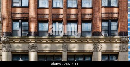 125 Cedar Street/120 Liberty Street è un edificio isolato, originariamente uffici, convertito in appartamenti; 12 piani di mattoni e pietra. Foto Stock