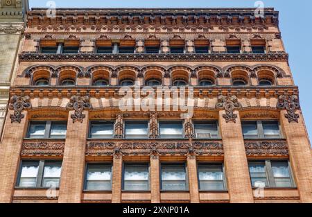 125 Cedar Street/120 Liberty Street è un edificio isolato, originariamente uffici, convertito in appartamenti; 12 piani di mattoni e pietra. Foto Stock