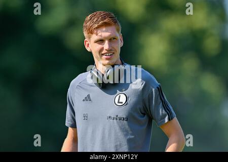 Jordan Majchrzak di Legia Warszawa ispeziona il campo in vista del secondo turno di qualificazione della UEFA Europa Conference League 2a tappa Caernarfon Town vs Legia Varsavia a Nantporth, Bangor, Regno Unito, 1 agosto 2024 (foto di Cody Froggatt/News Images) Foto Stock