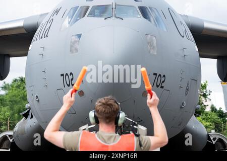 Un guardiano della Pennsylvania Air National Guardsman assegnato ai 171st Air Refueling Wing Marshals un aereo CC-177 “Globemaster III” assegnato alla Royal Canadian Air Force a sostegno dell’esercitazione Iron Keystone 24», 6 giugno 2024, vicino a Pittsburgh, Pennsylvania. Exercise Iron Keystone è un esercizio multi-Wing, multi-servizio e multi-nazione progettato per testare le capacità di prontezza dei membri del servizio in un ambiente controllato simulato. (Foto della U.S. Air National Guard di William Shapiro) Foto Stock