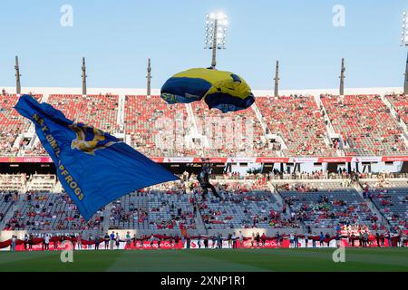 San Diego, California, Stati Uniti. 31 luglio 2024. Un membro della squadra di paracadutisti Leap Frogs della Marina degli Stati Uniti atterra sul campo prima di una partita internazionale tra il Manchester United e il Real Betis allo Snapdragon Stadium di San Diego, California. Justin fine/CSM (immagine di credito: © Justin fine/Cal Sport Media). Crediti: csm/Alamy Live News Foto Stock