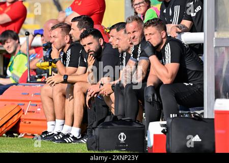 Goncalo Feio allenatore del Legia Warszawa guarda durante la seconda partita di qualificazione della UEFA Europa Conference League 2° turno di qualificazione Caernarfon Town vs Legia Varsavia a Nantporth, Bangor, Regno Unito, 1° agosto 2024 (foto di Cody Froggatt/News Images) Foto Stock