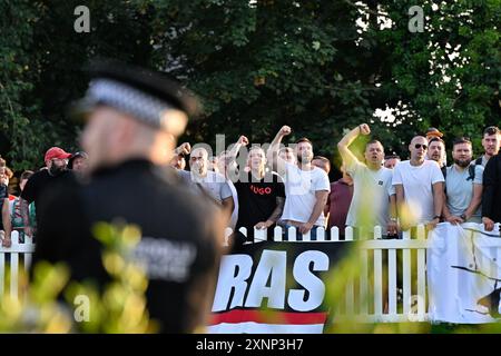 I tifosi del Legia Warsaw celebrano il risultato a tempo pieno durante la seconda partita di qualificazione della UEFA Europa Conference League 2a tappa Caernarfon Town vs Legia Varsavia a Nantporth, Bangor, Regno Unito, 1 agosto 2024 (foto di Cody Froggatt/News Images) Foto Stock